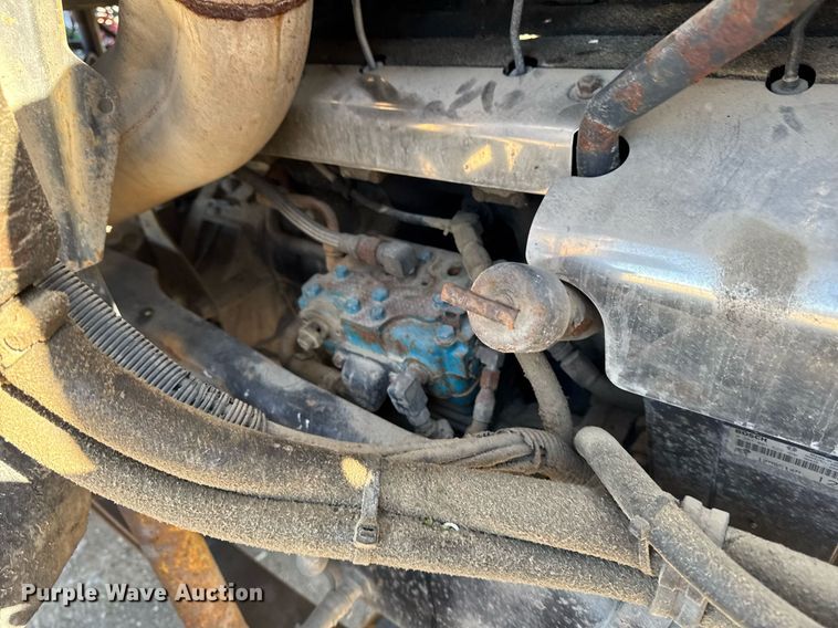 image for item DT0597 2000 Mack CH613 semi truck