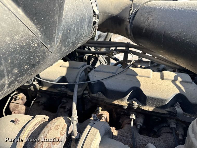 image for item DT0597 2000 Mack CH613 semi truck