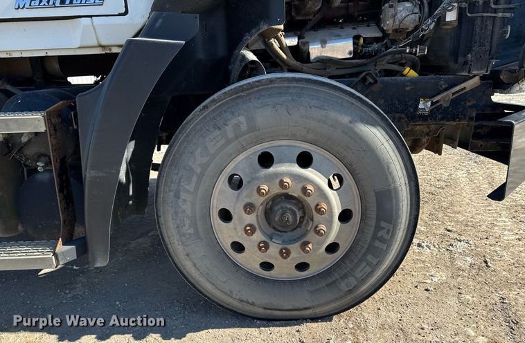 image for item DT0597 2000 Mack CH613 semi truck