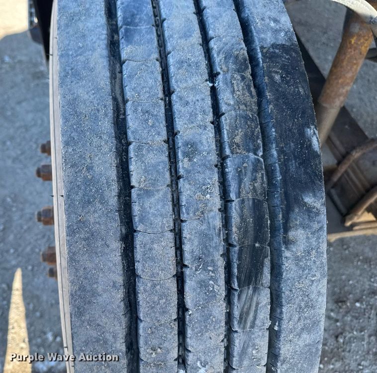 image for item DT0597 2000 Mack CH613 semi truck