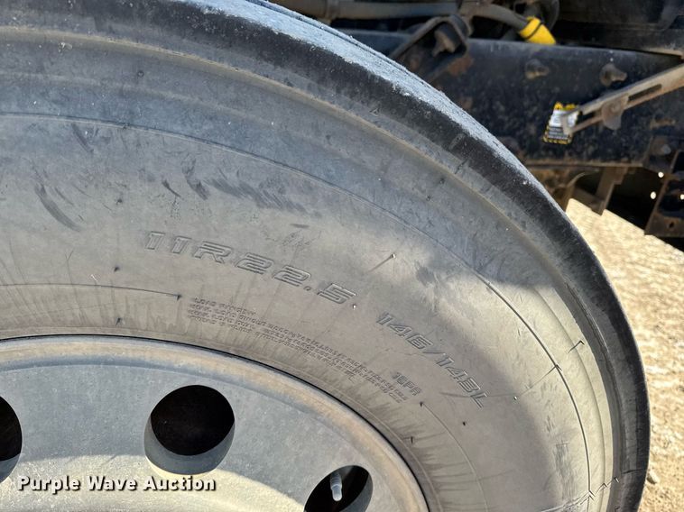 image for item DT0597 2000 Mack CH613 semi truck