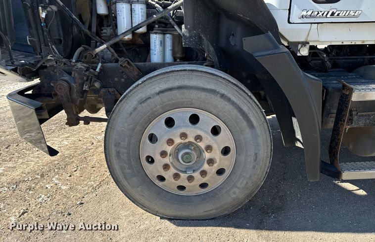 image for item DT0597 2000 Mack CH613 semi truck