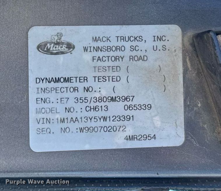 image for item DT0597 2000 Mack CH613 semi truck