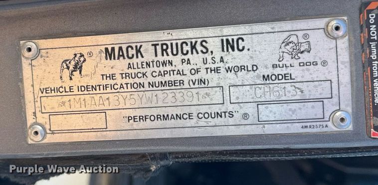 image for item DT0597 2000 Mack CH613 semi truck
