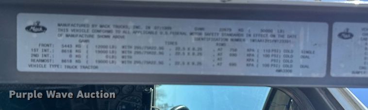 image for item DT0597 2000 Mack CH613 semi truck