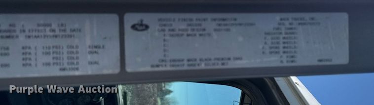 image for item DT0597 2000 Mack CH613 semi truck