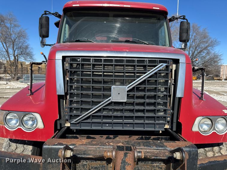 image for item DT0599 2011 Volvo VHD dump truck
