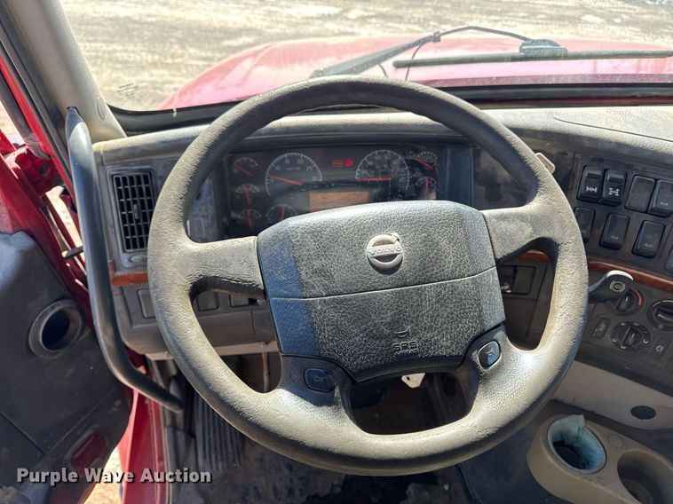 image for item DT0599 2011 Volvo VHD dump truck