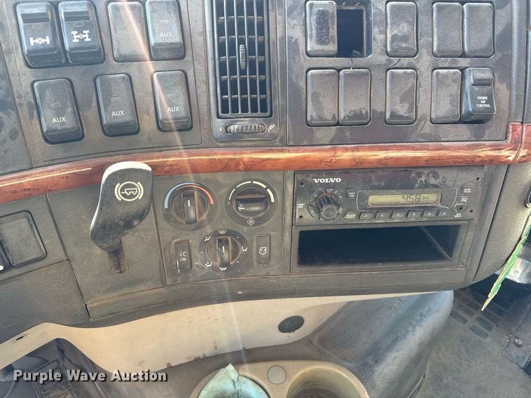 image for item DT0599 2011 Volvo VHD dump truck