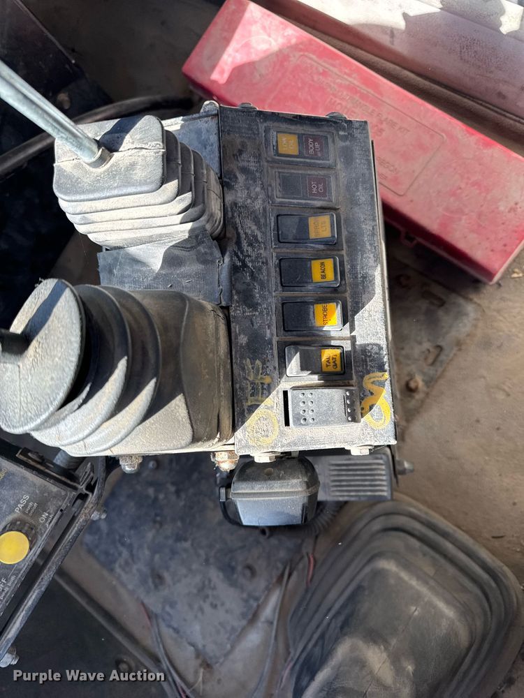 image for item DT0599 2011 Volvo VHD dump truck