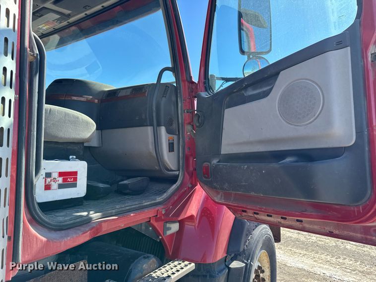 image for item DT0599 2011 Volvo VHD dump truck