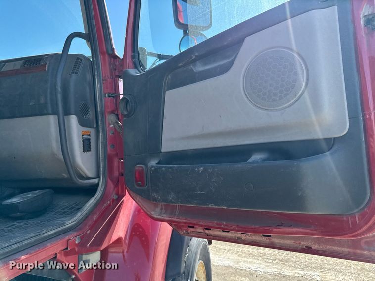 image for item DT0599 2011 Volvo VHD dump truck