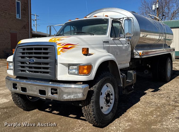 image for item DT0629 1998 Ford F700 water truck