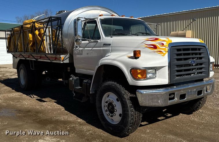 image for item DT0629 1998 Ford F700 water truck