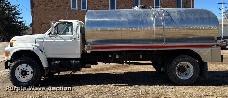 image for item DT0629 1998 Ford F700 water truck