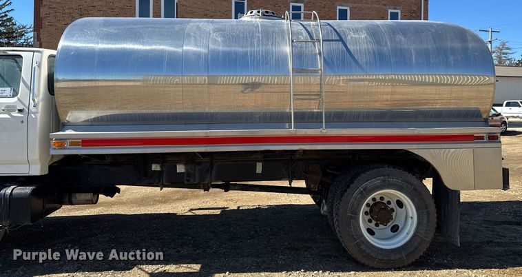 image for item DT0629 1998 Ford F700 water truck