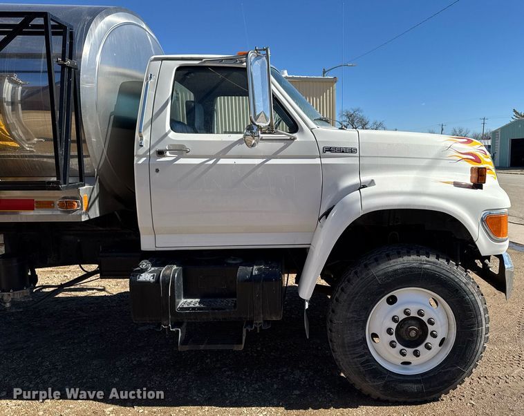 image for item DT0629 1998 Ford F700 water truck
