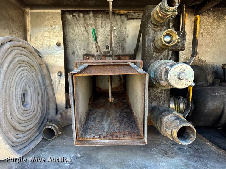 image for item DT0629 1998 Ford F700 water truck