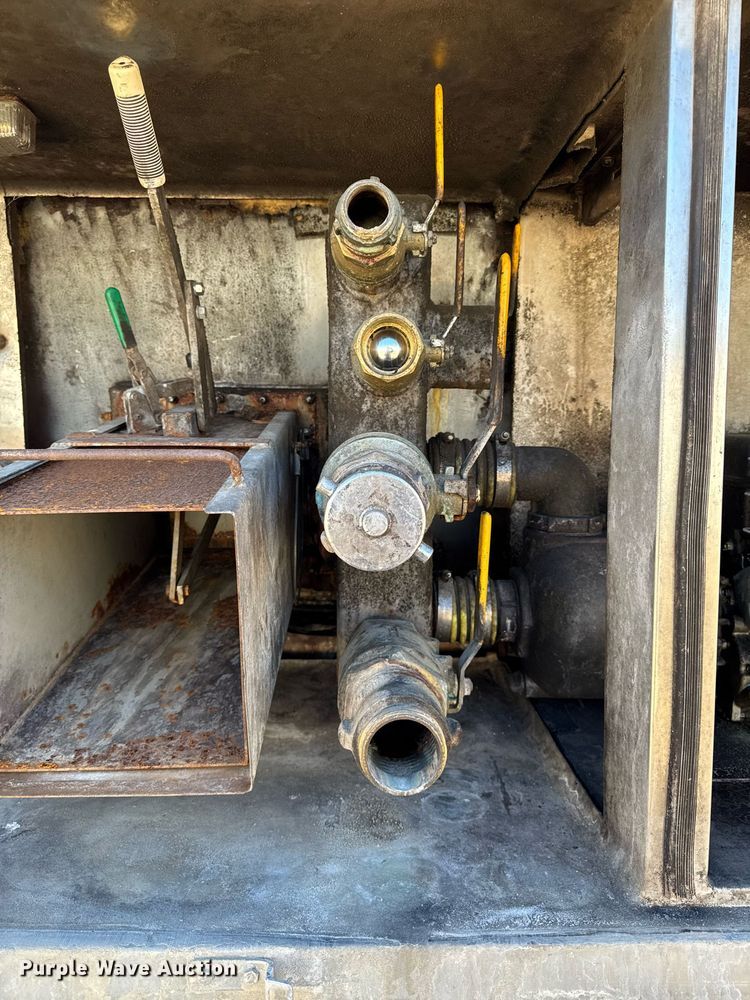 image for item DT0629 1998 Ford F700 water truck