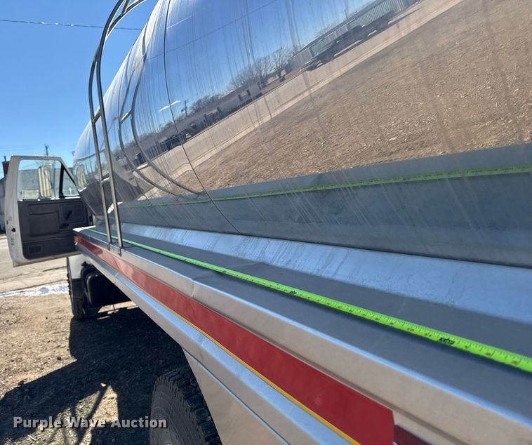 image for item DT0629 1998 Ford F700 water truck