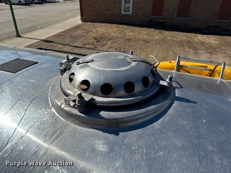 image for item DT0629 1998 Ford F700 water truck