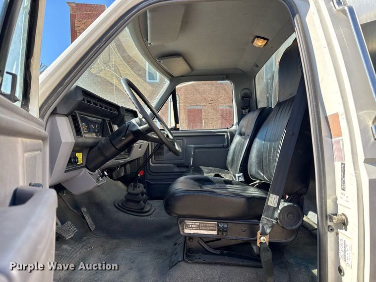 image for item DT0629 1998 Ford F700 water truck