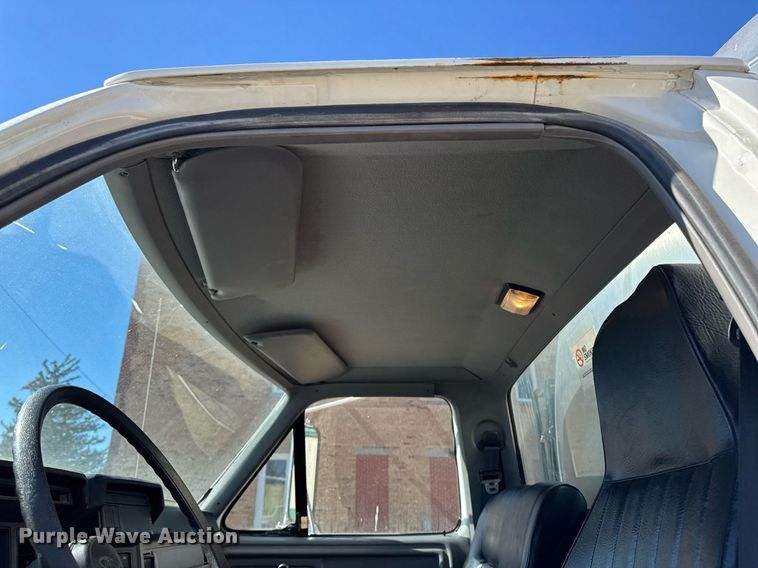 image for item DT0629 1998 Ford F700 water truck