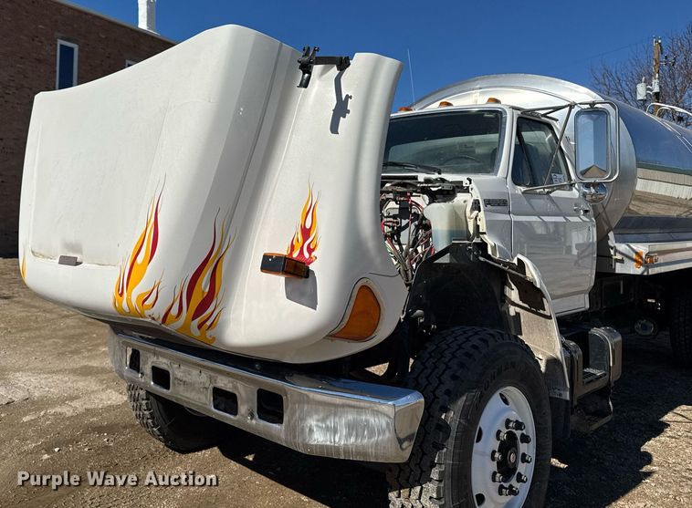 image for item DT0629 1998 Ford F700 water truck
