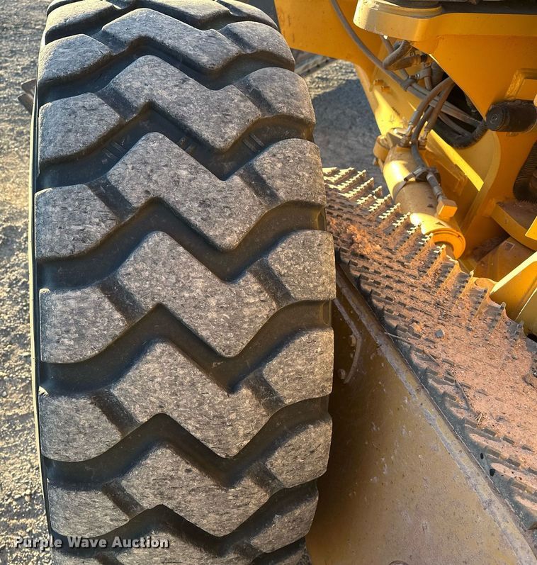 image for item EK0373 2016 John Deere 772G motor grader