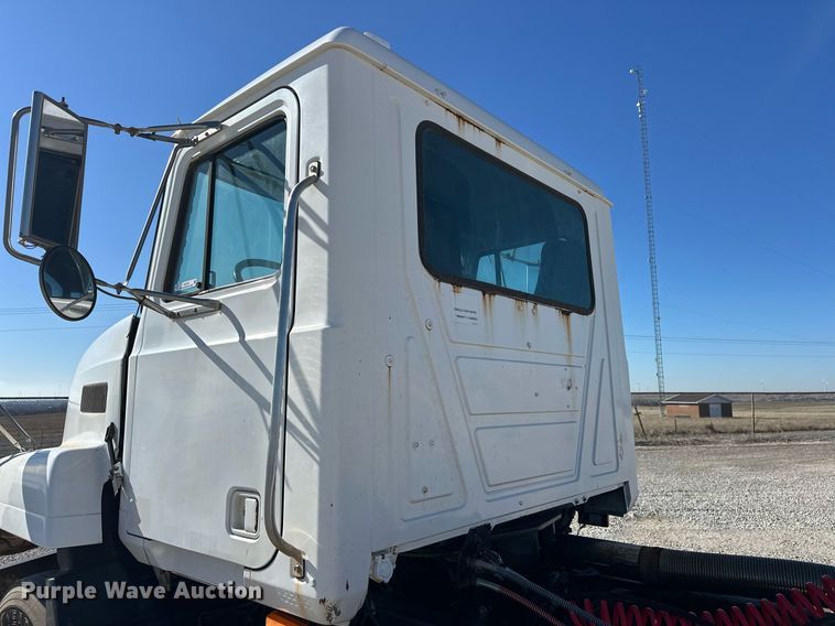 image for item EK0376 1998 Mack CH600 semi truck