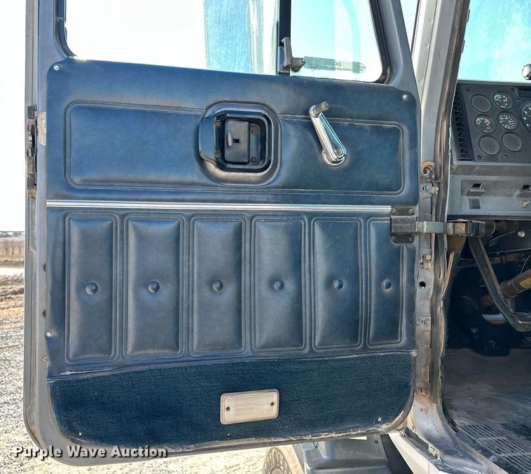 image for item EK0376 1998 Mack CH600 semi truck