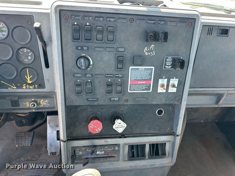 image for item EK0376 1998 Mack CH600 semi truck