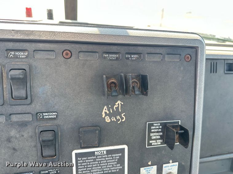 image for item EK0376 1998 Mack CH600 semi truck