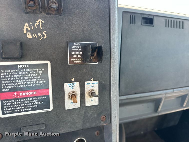 image for item EK0376 1998 Mack CH600 semi truck