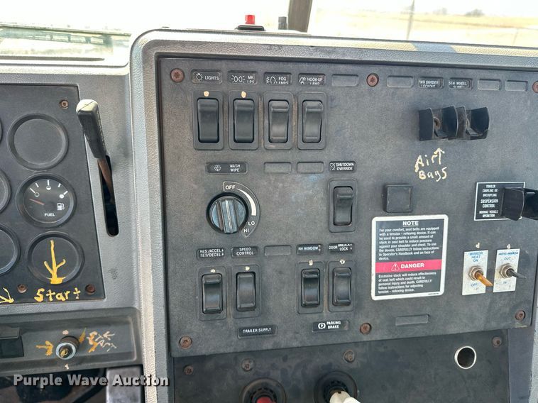 image for item EK0376 1998 Mack CH600 semi truck