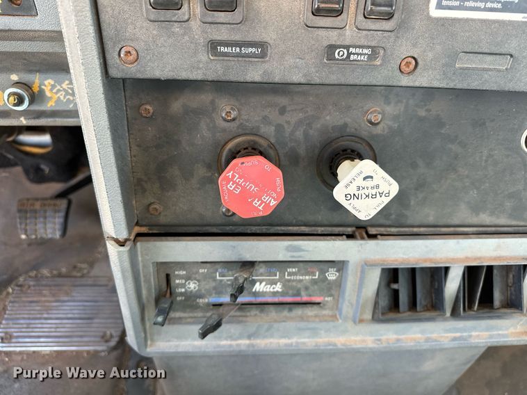 image for item EK0376 1998 Mack CH600 semi truck