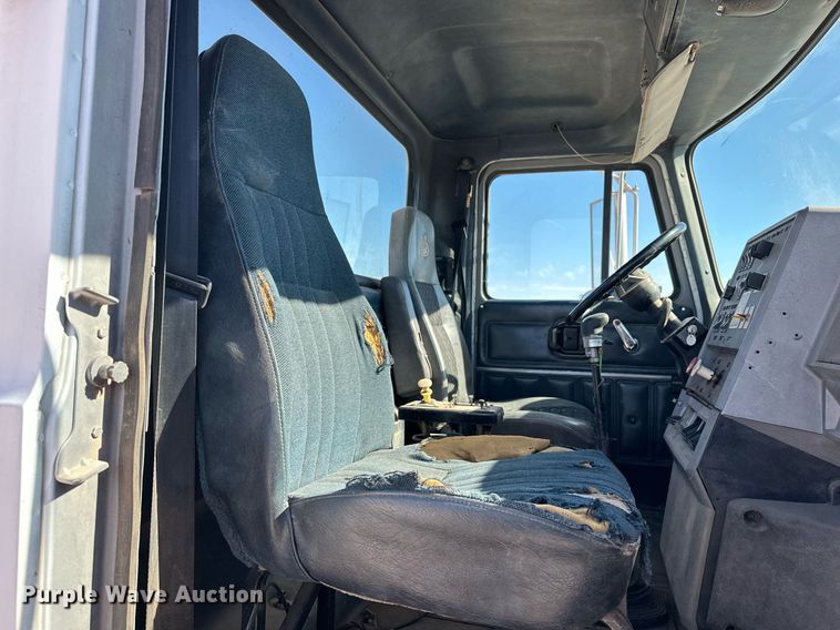 image for item EK0376 1998 Mack CH600 semi truck