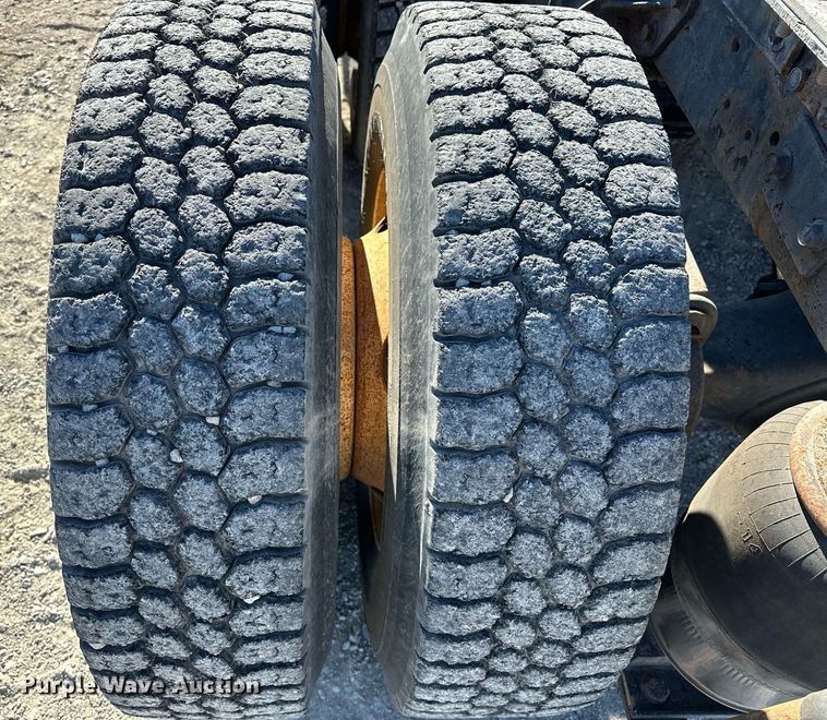 image for item EK0376 1998 Mack CH600 semi truck