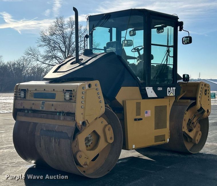 image for item EK2662 2010 Caterpillar CD54 double drum vibratory roller