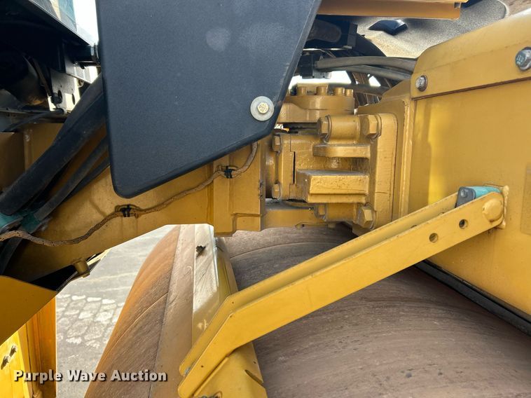 image for item EK2662 2010 Caterpillar CD54 double drum vibratory roller