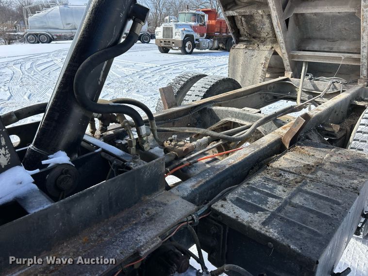 image for item EK2675 1997 Ford LN9000 dump truck