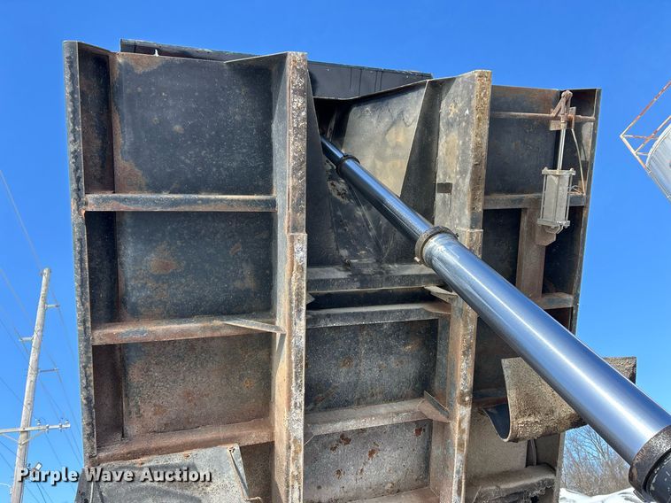 image for item EK2675 1997 Ford LN9000 dump truck