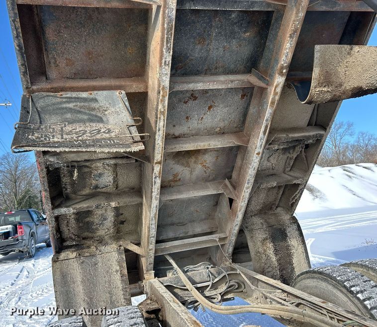 image for item EK2675 1997 Ford LN9000 dump truck