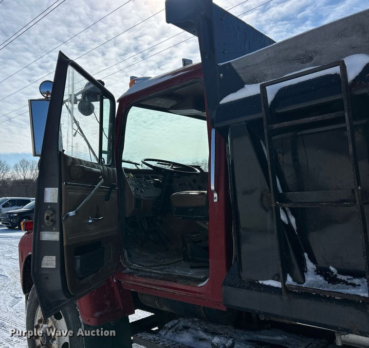 image for item EK2675 1997 Ford LN9000 dump truck