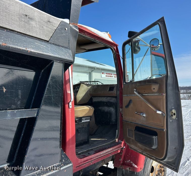 image for item EK2675 1997 Ford LN9000 dump truck