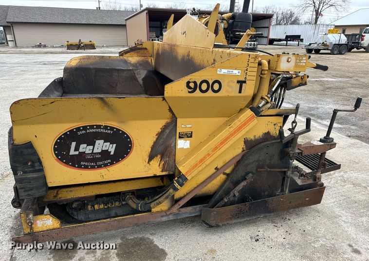 image for item EN5109 1990 LeeBoy L900ST paver