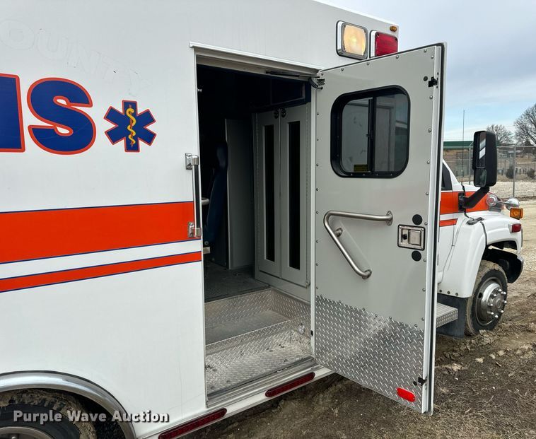 image for item EN5133 2008 GMC C4500 ambulance