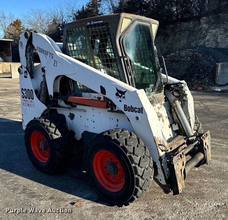 image for item EN5139 2005 Bobcat S300 skid steer loader