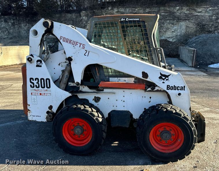 image for item EN5139 2005 Bobcat S300 skid steer loader