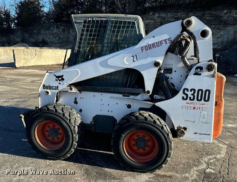 image for item EN5139 2005 Bobcat S300 skid steer loader